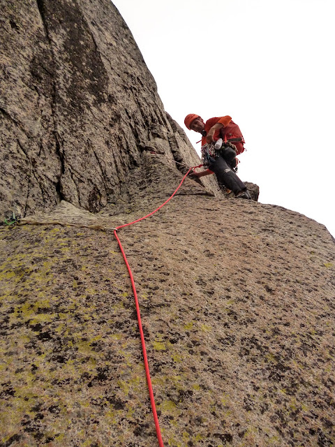 Espolón de los López 130m/6a+, Almanzor. Gredos