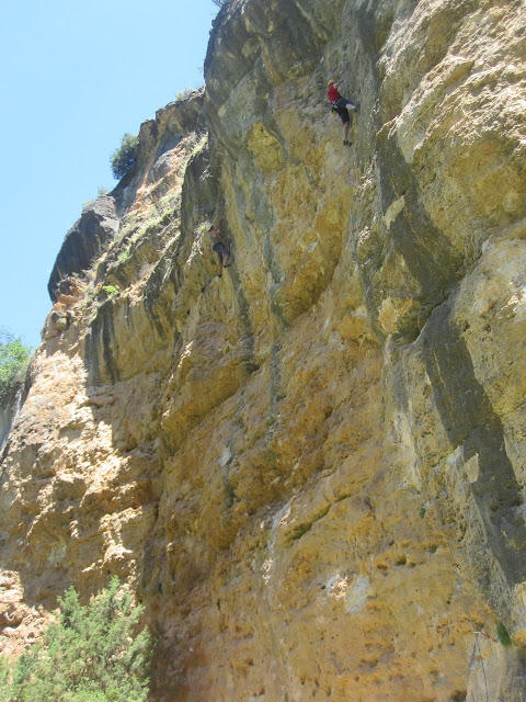 Barranco del fin del mundo, domingo caluroso. Encadené 7a