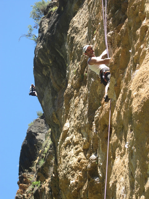 Barranco del fin del mundo, domingo caluroso. Encadené 7a