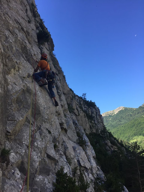 GUTZ 200m 6b/A1 (V+ obl.), Valle de Ansó, Pared del Mirador.