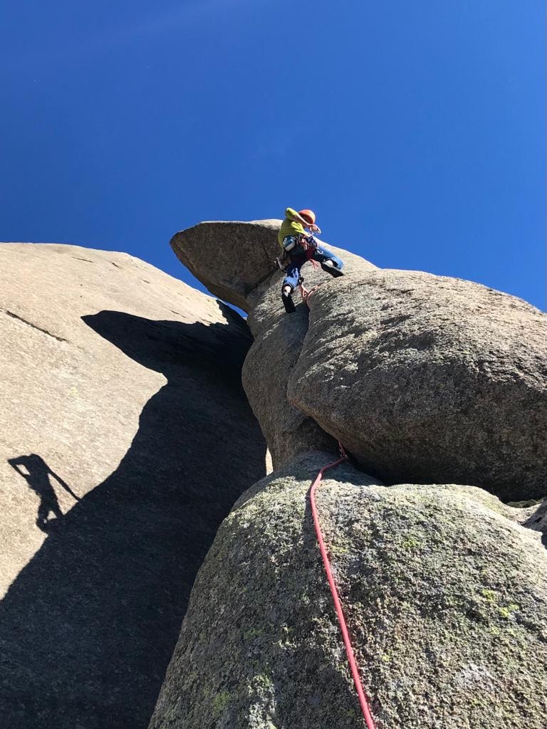 Escalar en la Pedriza; las mejores vías de largos, fe y adherencia.