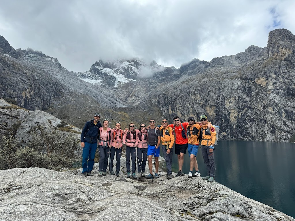 Escalada en la Laguna de Antacocha, "Pollo pa mis Patas" 6b 120m., Cordillera negra del Perú.