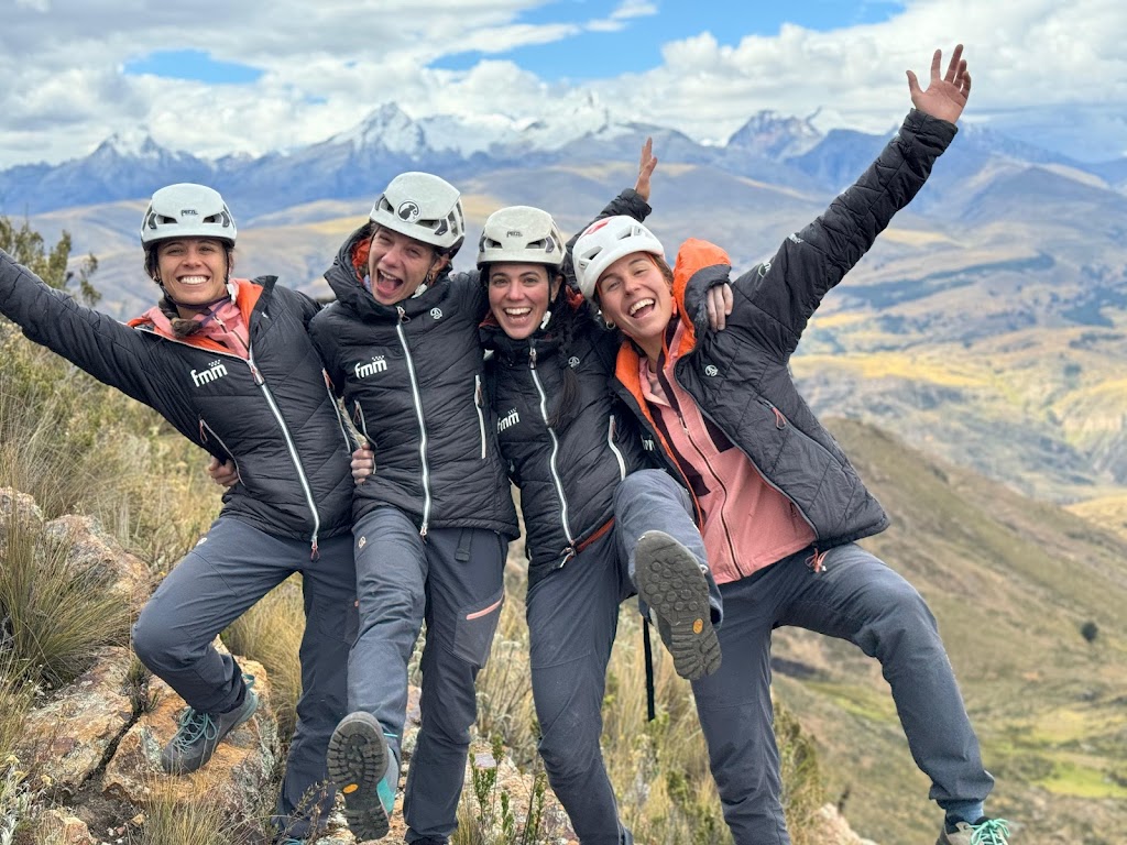 Escalada en la Laguna de Antacocha, "Pollo pa mis Patas" 6b 120m., Cordillera negra del Perú.