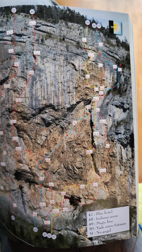Vía Indiana Jaune (260m 6c/6b obl.) Maladiere, Chamonix.