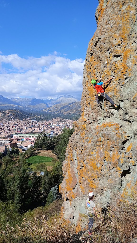 Escalada en la Laguna de Antacocha, "Pollo pa mis Patas" 6b 120m., Cordillera negra del Perú.