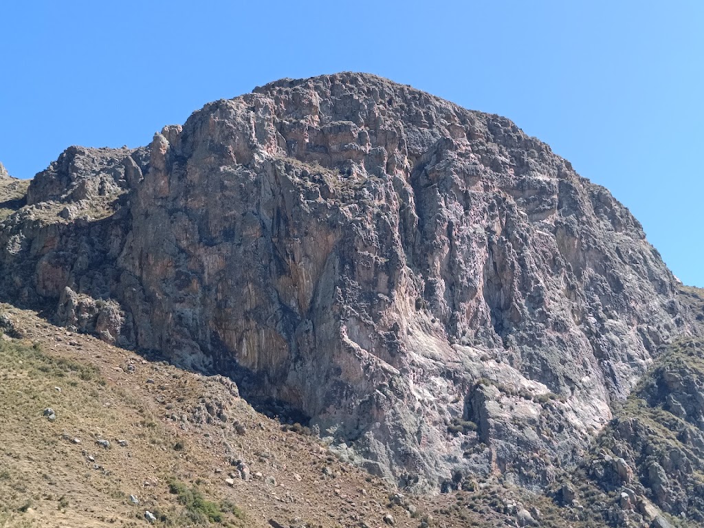Escalada en la Laguna de Antacocha, "Pollo pa mis Patas" 6b 120m., Cordillera negra del Perú.