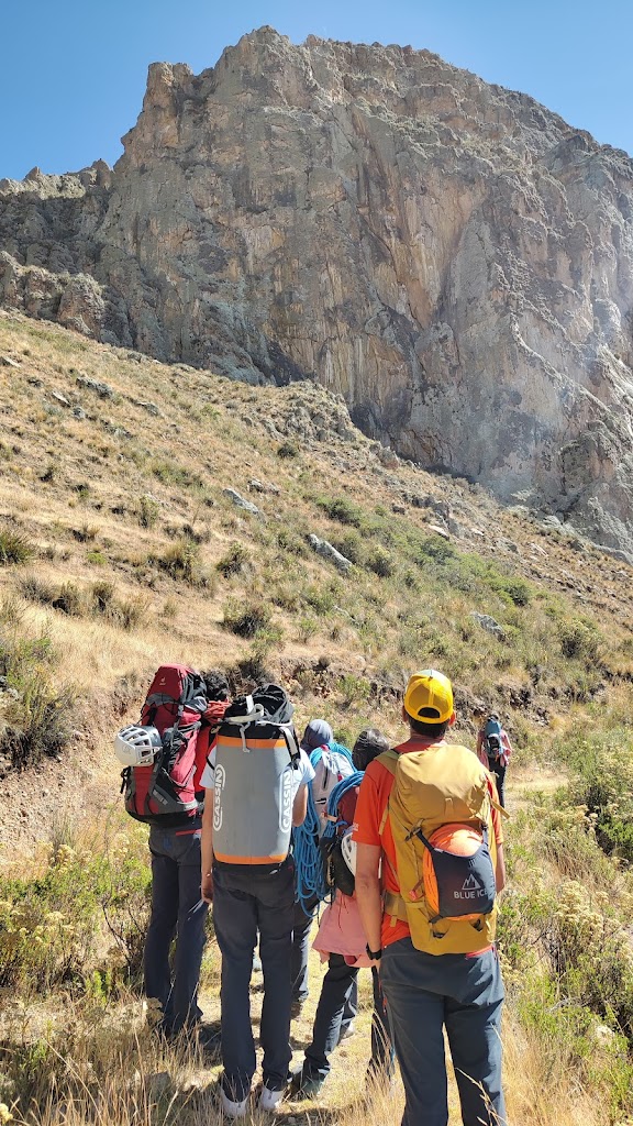 Escalada en la Laguna de Antacocha, "Pollo pa mis Patas" 6b 120m., Cordillera negra del Perú.