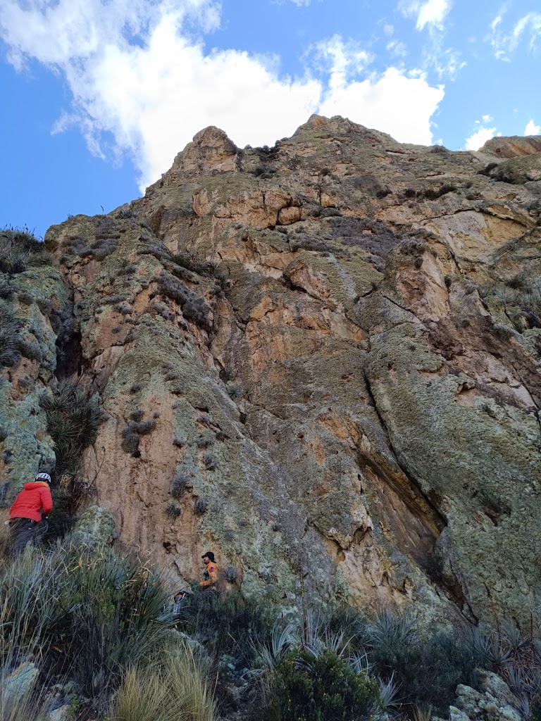 Escalada en la Laguna de Antacocha, "Pollo pa mis Patas" 6b 120m., Cordillera negra del Perú.