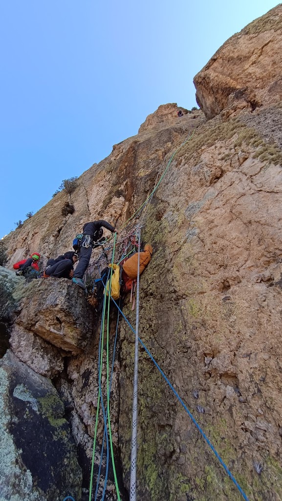 Escalada en la Laguna de Antacocha, "Pollo pa mis Patas" 6b 120m., Cordillera negra del Perú.
