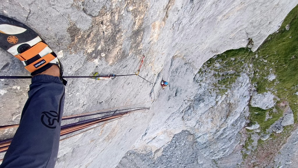 Vía Leiva al Naranjo de Bulnes, 500m 7b/6b obl.