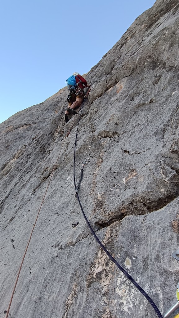 Vía Leiva al Naranjo de Bulnes, 500m 7b/6b obl.