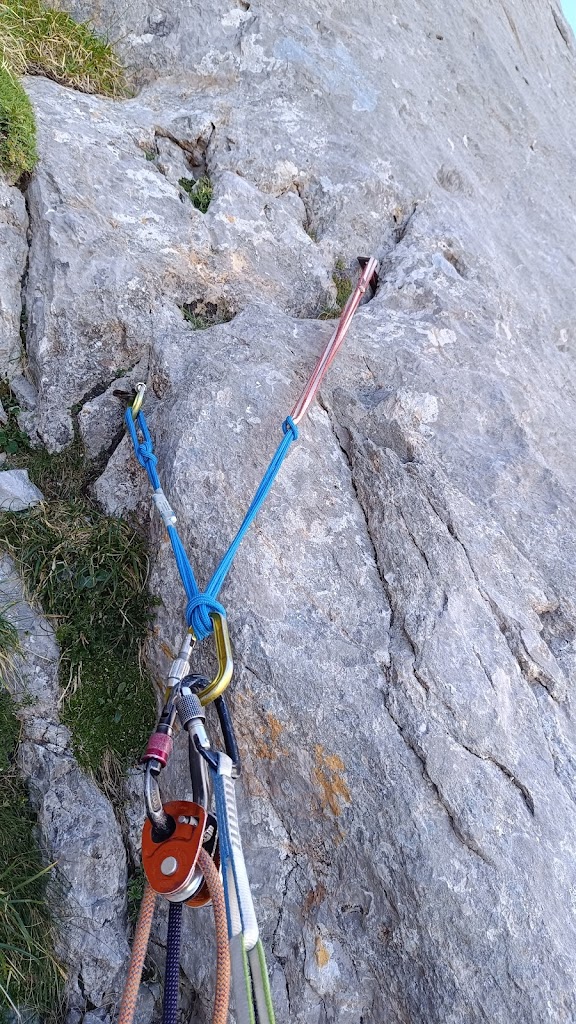 Vía Leiva al Naranjo de Bulnes, 500m 7b/6b obl.