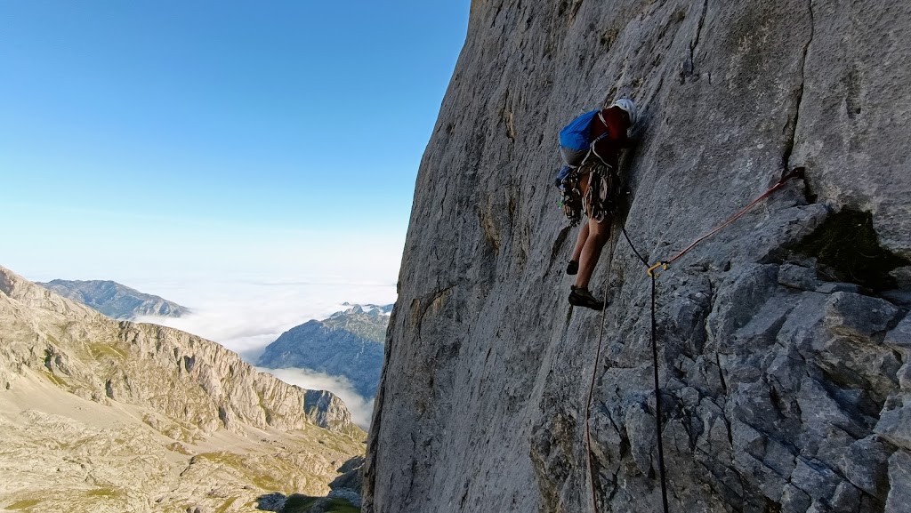 Vía Leiva al Naranjo de Bulnes, 500m 7b/6b obl.