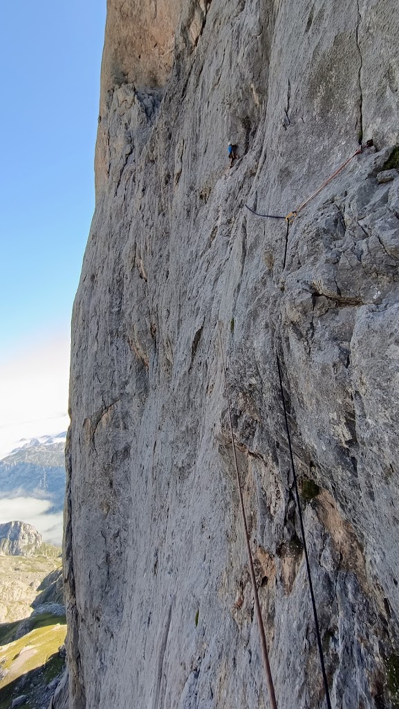 Vía Leiva al Naranjo de Bulnes, 500m 7b/6b obl.