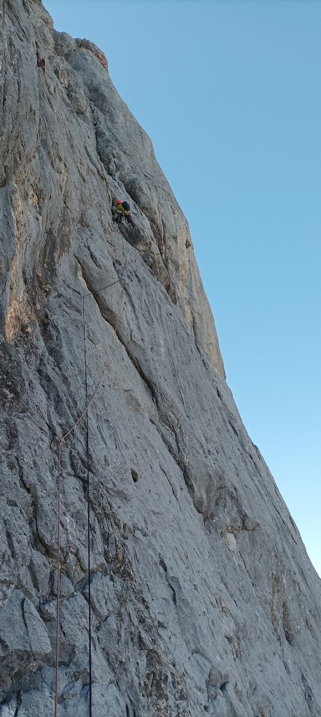 Vía Leiva al Naranjo de Bulnes, 500m 7b/6b obl.