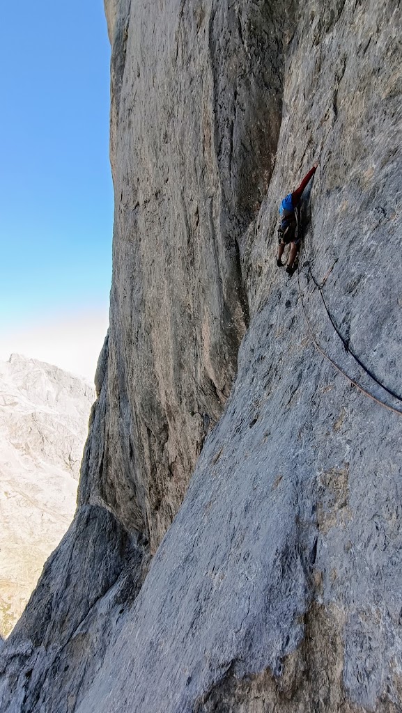 Vía Leiva al Naranjo de Bulnes, 500m 7b/6b obl.