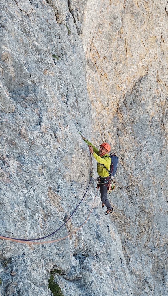 Vía Leiva al Naranjo de Bulnes, 500m 7b/6b obl.