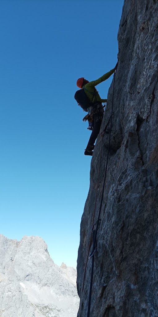 Vía Leiva al Naranjo de Bulnes, 500m 7b/6b obl.