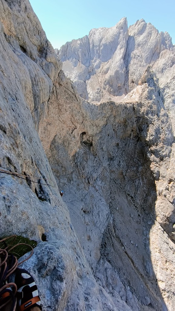 Vía Leiva al Naranjo de Bulnes, 500m 7b/6b obl.