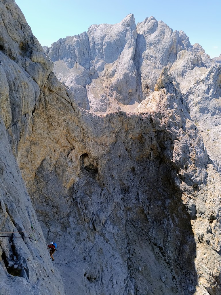 Vía Leiva al Naranjo de Bulnes, 500m 7b/6b obl.