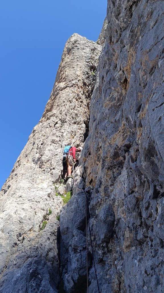 Vía Leiva al Naranjo de Bulnes, 500m 7b/6b obl.