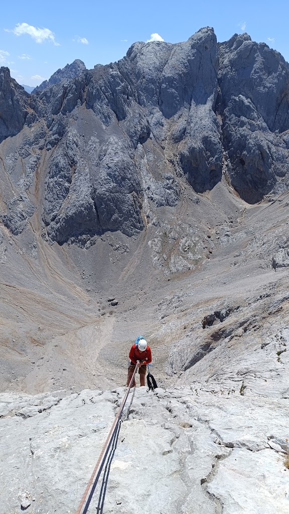 Vía Leiva al Naranjo de Bulnes, 500m 7b/6b obl.