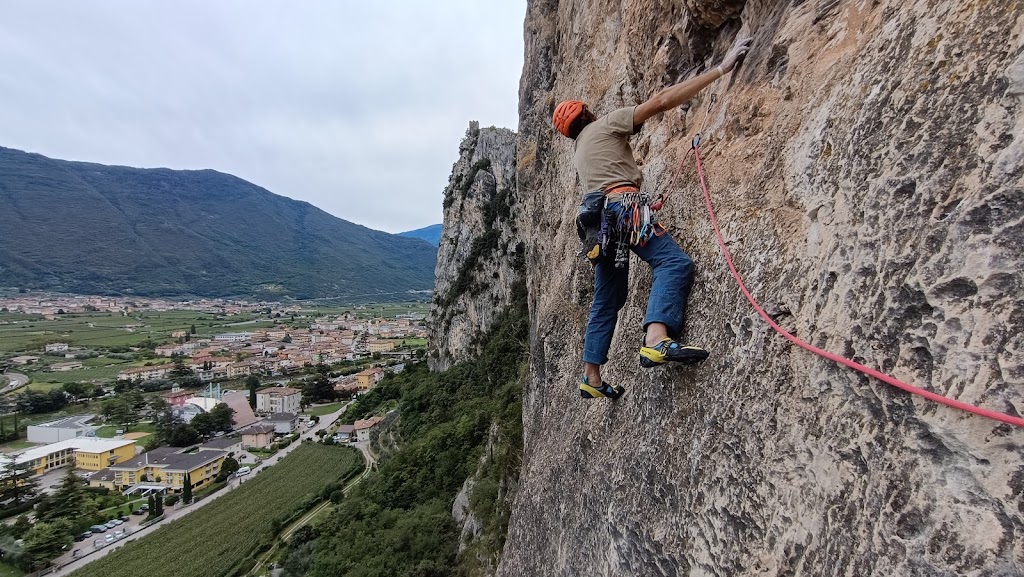 Vía Mescalito al Monte Colodri, Arco. (250m 7a/6b obl.)