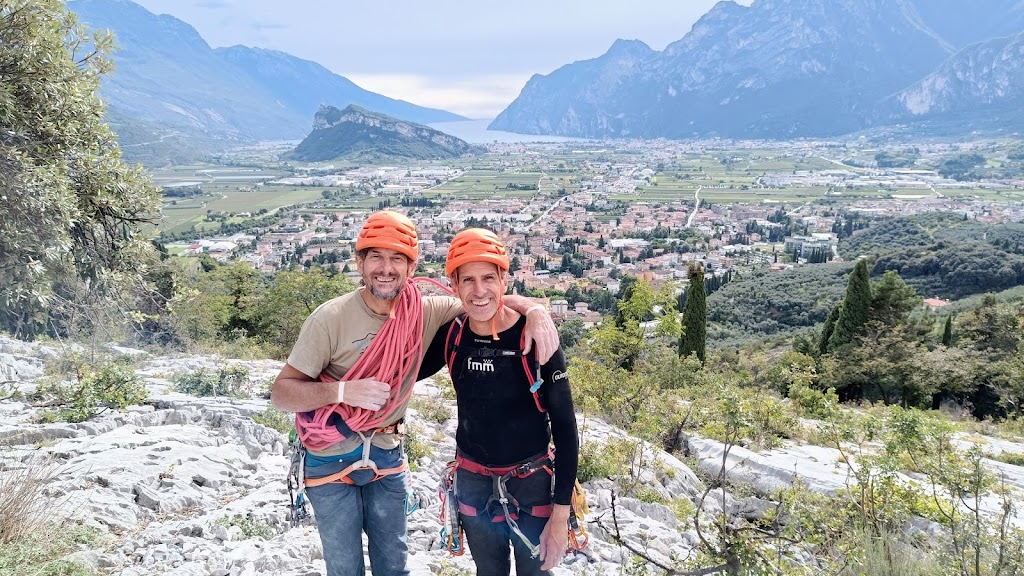 Vía Mescalito al Monte Colodri, Arco. (250m 7a/6b obl.)