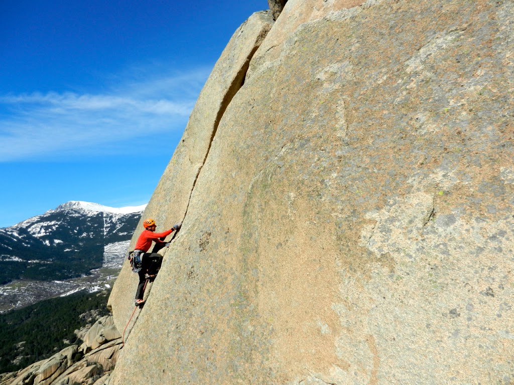 Escalar en la Pedriza; las mejores vías de largos, fe y adherencia.