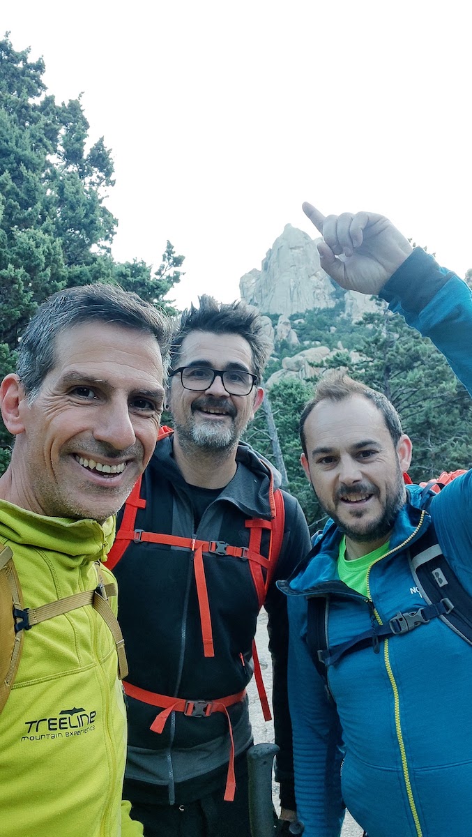 Aproximando al Pájaro de la Pedriza con nuestro objetivo al fondo.