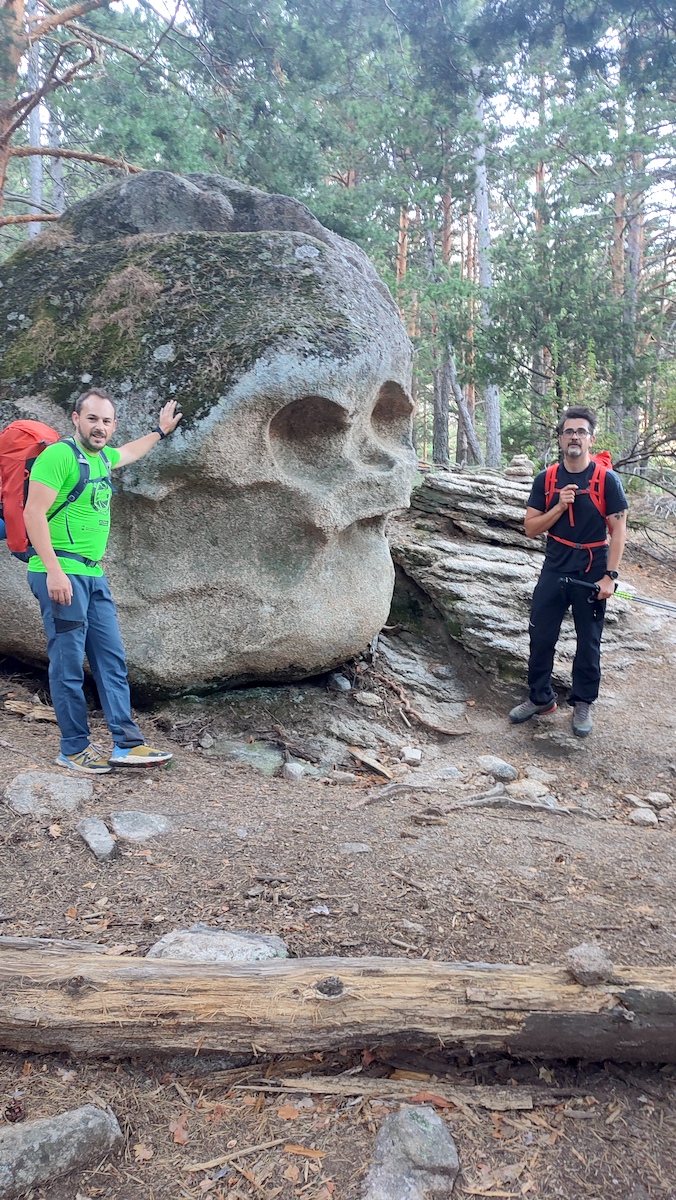 La característica calavera que psamos subiendo por el bosque hacia el pie de vía de la cara sur del Pájaro.