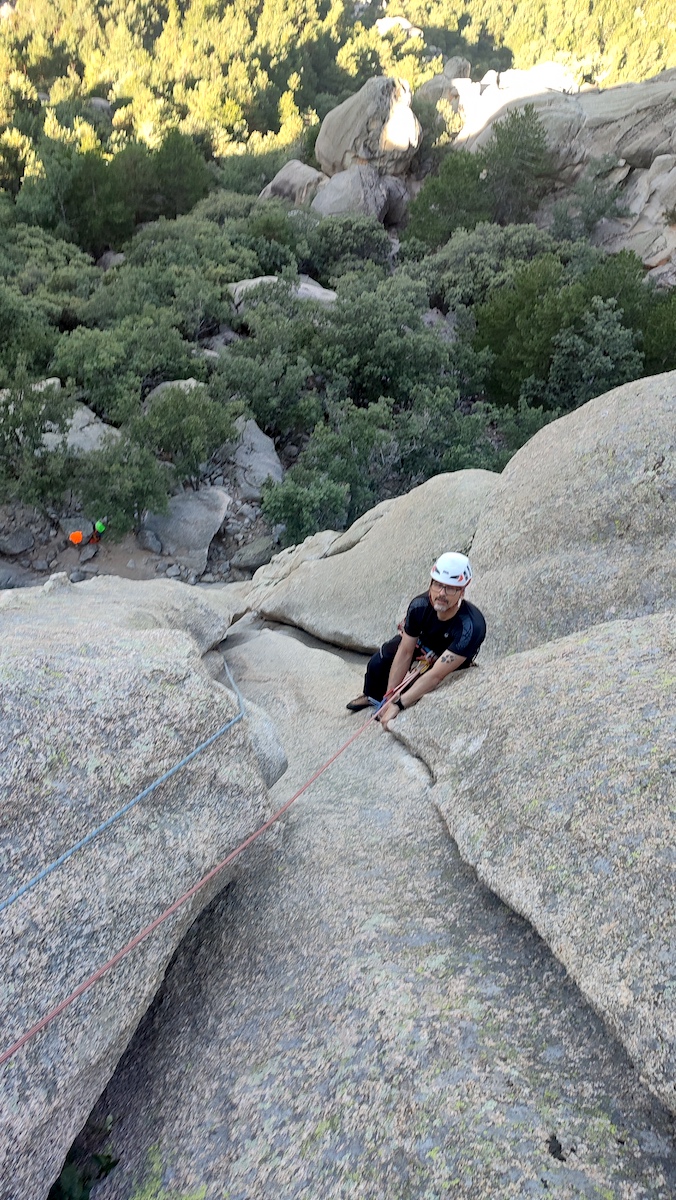 Javier escalando el primer largo de la vía sur al Pájaro de la Pedriza.