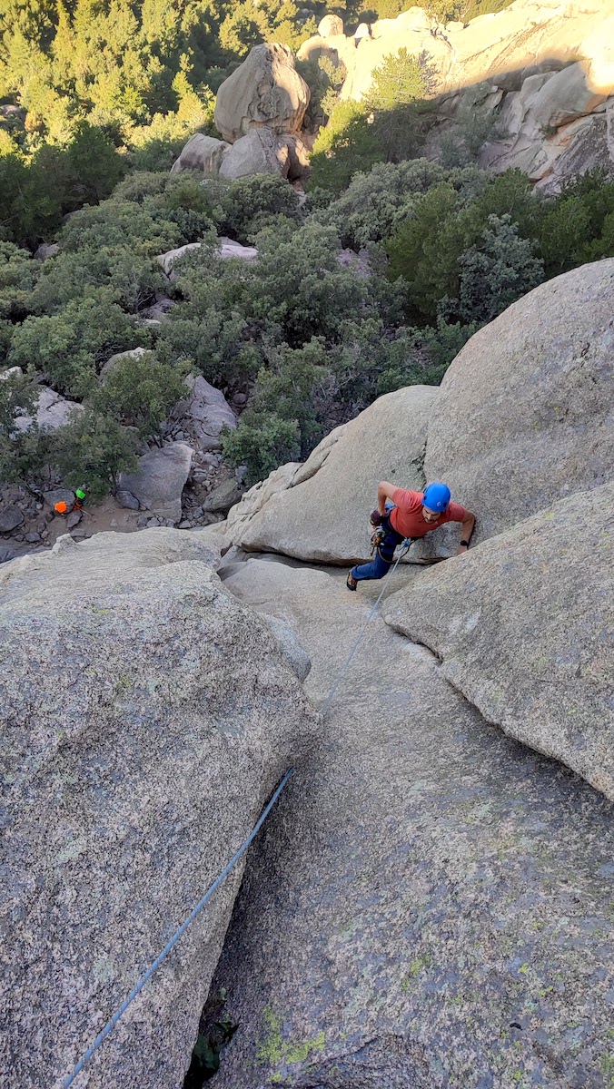 Jacobo escalando el primer largo de la vía sur al Pájaro de la Pedriza.