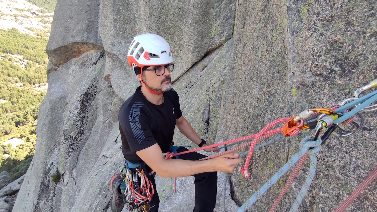 Javier asegurando a Jacobo desde nuestra R2 en la vía Sur al Pájaro de la Pedriza
