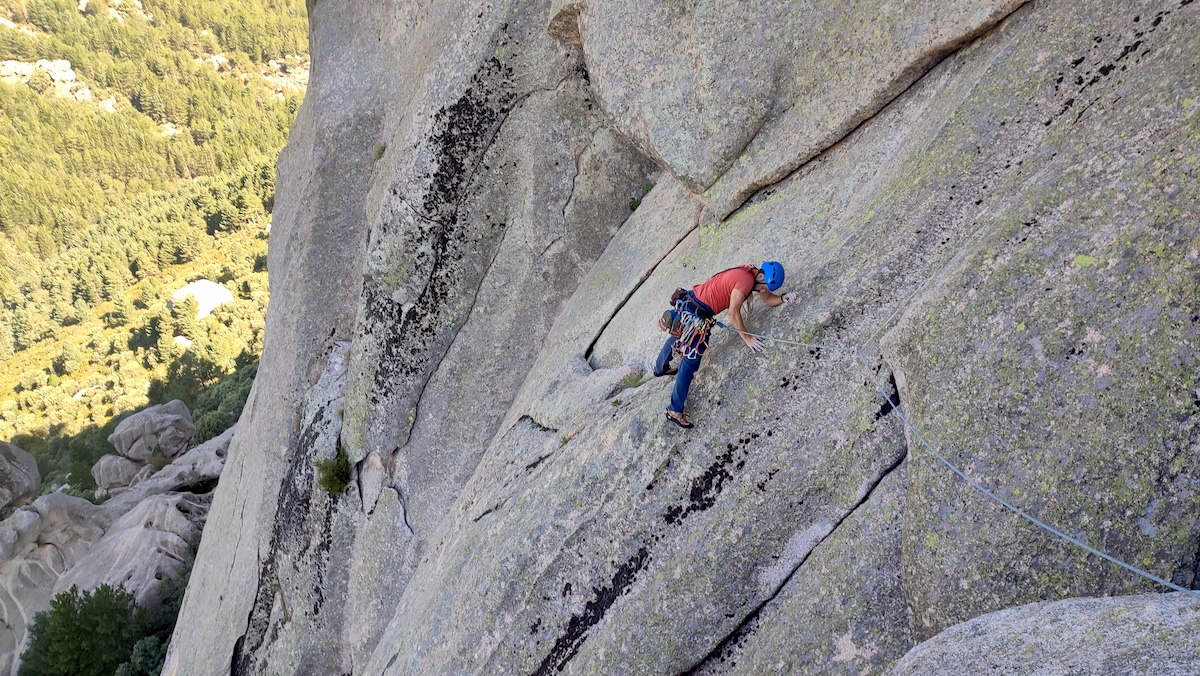 Jacobo escalando el segundo largo, acaba de pasar la Reunión que se suele hacer para escalar el escudo del Pájaro. Vía Sur del Pájaro de la Pedriza