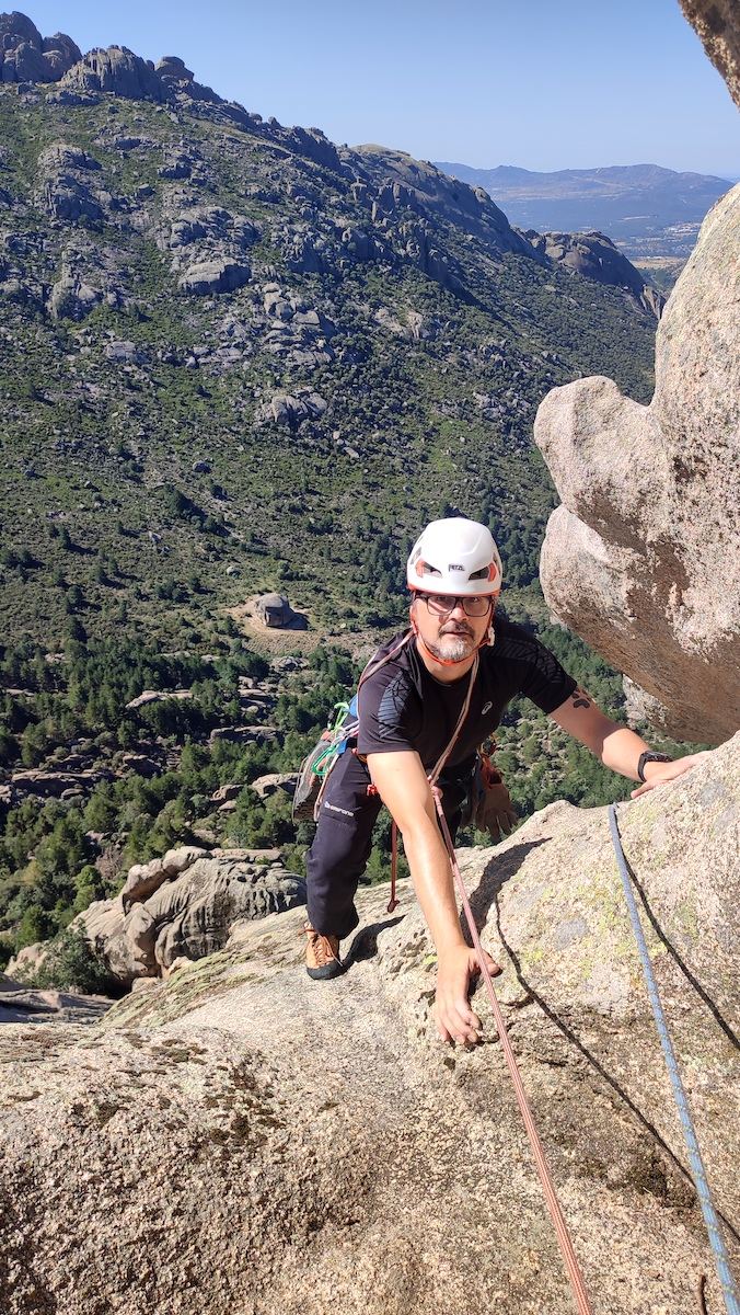 Javier llegando a nuestra R3 en el árbol de la vía sur clásica al Pájaro de la Pedriza
