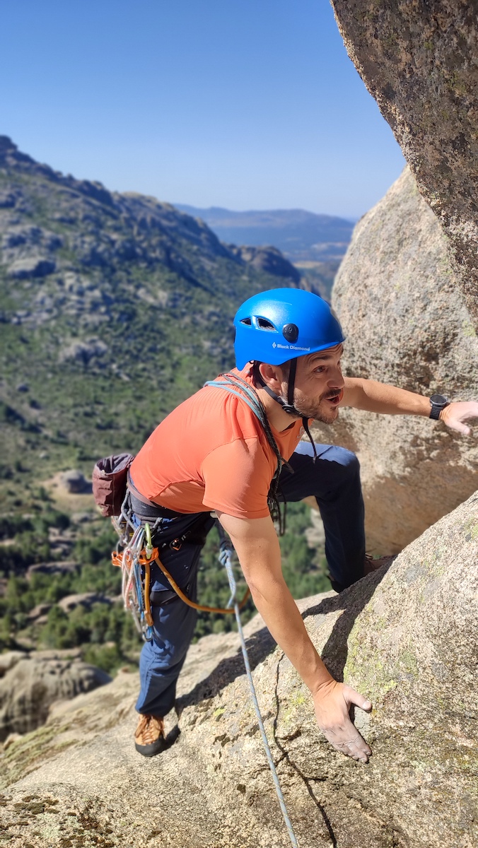 Jacobo llegando a nuestra R3 en el árbol de la vía sur clásica al Pájaro de la Pedriza