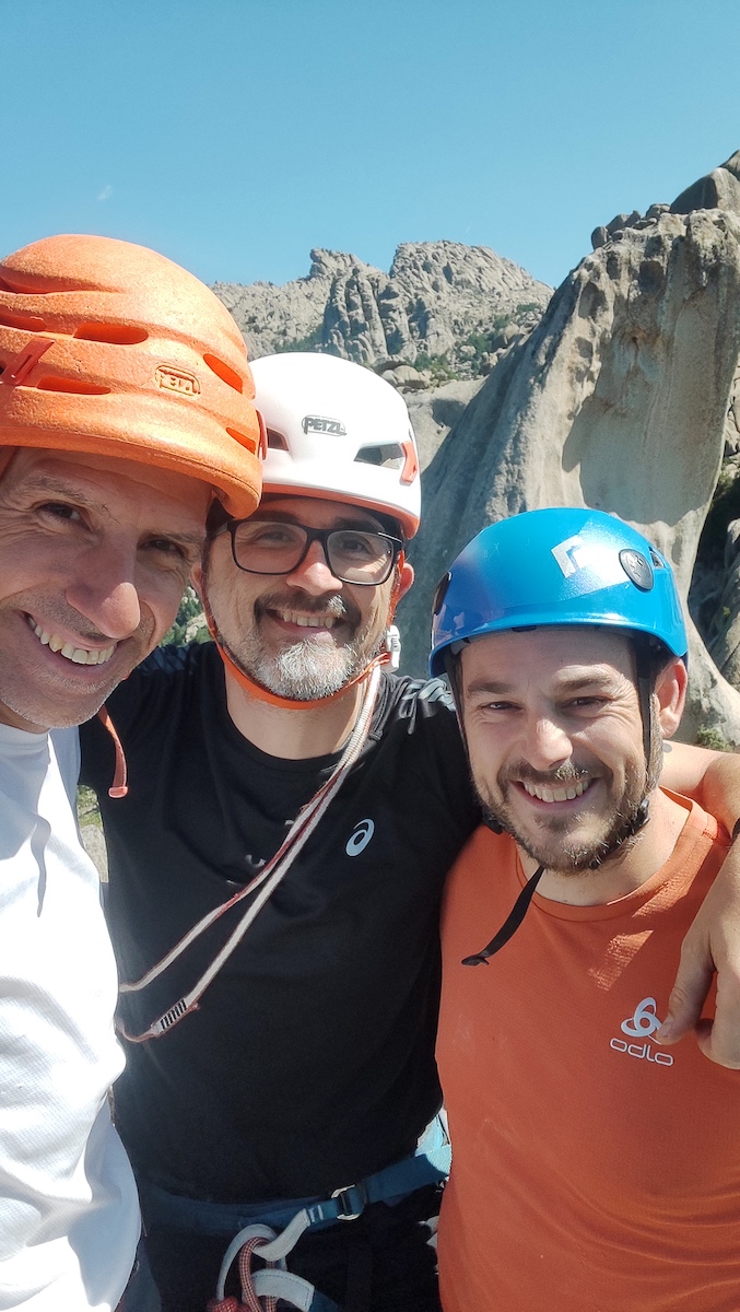 Pablo, Javi y Jacoboi en la cima del Pájaro después de escalar la vía sur clásica. La Pedriza