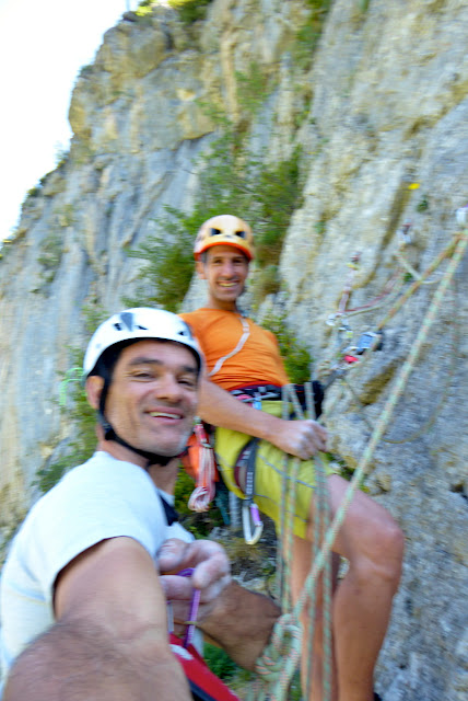 Vía Karkiñoli 140m (6c+/A0), placas a la sombra. Canfranc estación.