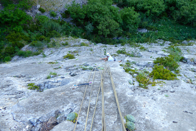 Vía Karkiñoli 140m (6c+/A0), placas a la sombra. Canfranc estación.