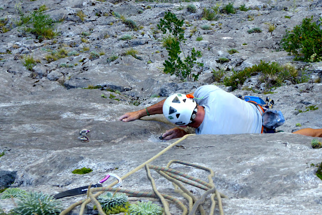 Vía Karkiñoli 140m (6c+/A0), placas a la sombra. Canfranc estación.