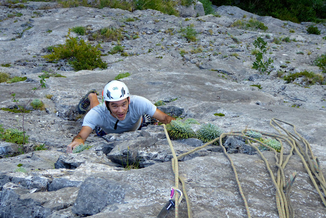 Vía Karkiñoli 140m (6c+/A0), placas a la sombra. Canfranc estación.