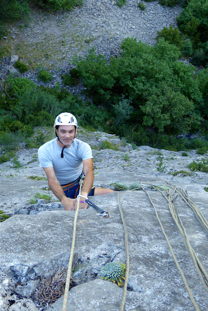 Vía Karkiñoli 140m (6c+/A0), placas a la sombra. Canfranc estación.