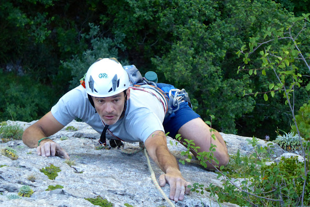 Vía Karkiñoli 140m (6c+/A0), placas a la sombra. Canfranc estación.
