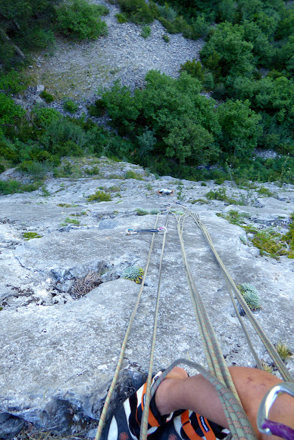 Vía Karkiñoli 140m (6c+/A0), placas a la sombra. Canfranc estación.