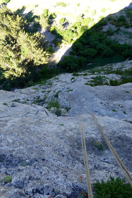 Vía Karkiñoli 140m (6c+/A0), placas a la sombra. Canfranc estación.