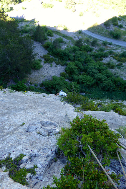 Vía Karkiñoli 140m (6c+/A0), placas a la sombra. Canfranc estación.