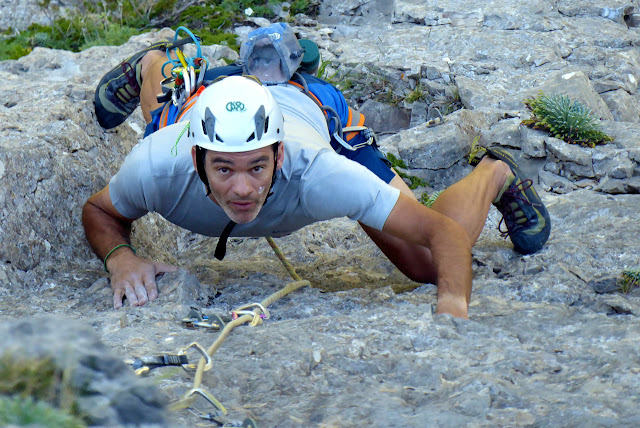 Vía Karkiñoli 140m (6c+/A0), placas a la sombra. Canfranc estación.