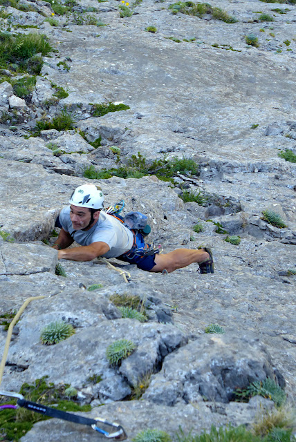 Vía Karkiñoli 140m (6c+/A0), placas a la sombra. Canfranc estación.