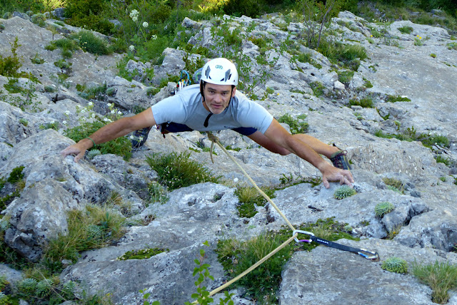 Vía Karkiñoli 140m (6c+/A0), placas a la sombra. Canfranc estación.